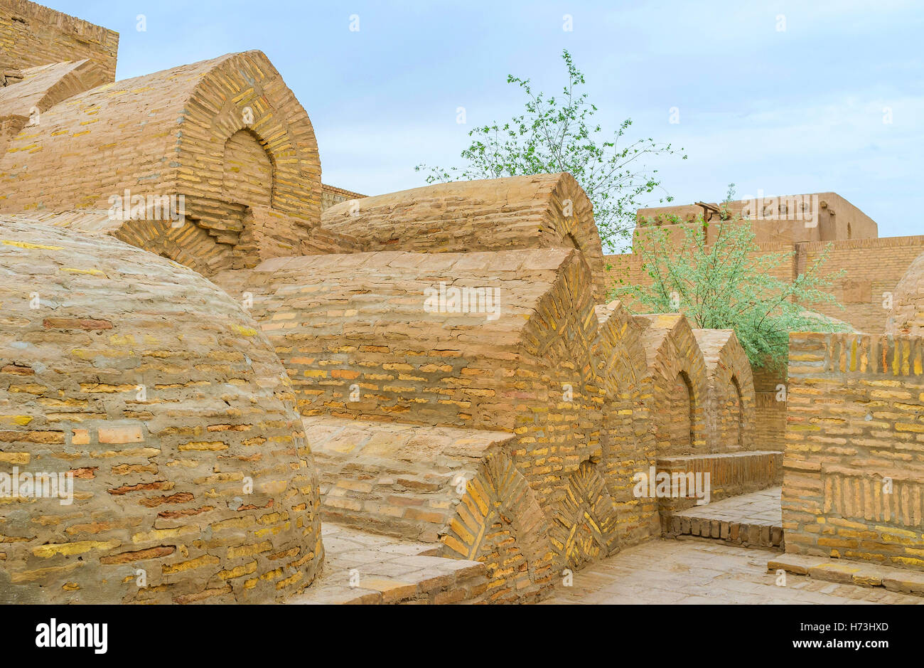 Le grand cimetière médiéval autour du Mausolée Pahlavon Mahmud, Khiva, Ouzbékistan. Banque D'Images