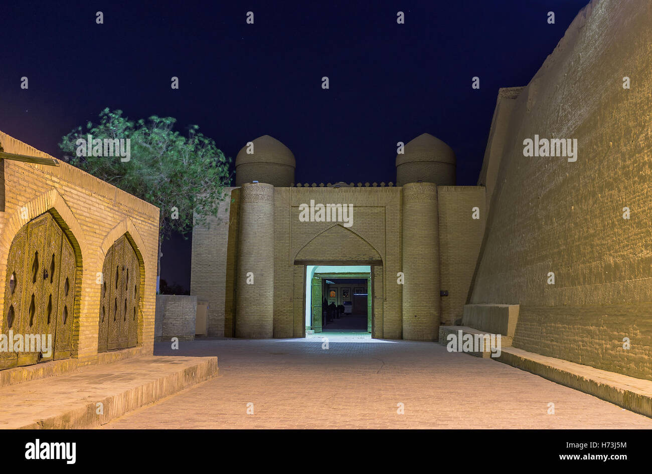 Le soir, vue sur la barrière ouest de Itchan Kala avec le haut rempart de la forteresse intérieure de la droite, Khiva Banque D'Images