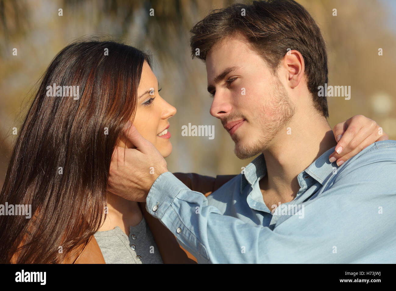 Couple amoureux prêt à baiser dans un parc Banque D'Images