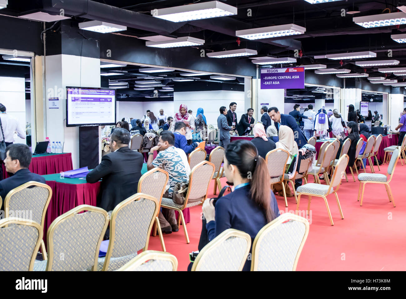 Kuala Lumpur, Malaisie. 2e Nov, 2016. La Malaisie Fashion Week 2016 commence aujourd'hui à MATRADE à Kuala Lumpur, Malaisie. Les commerçants de l'industrie de la mode de la région Asie se rassemble pour commercialiser leurs vêtements, vêtements et artisanat. Credit : Danny Chan/Alamy Live News. Banque D'Images