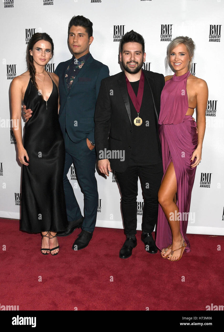 Nashville, Tennessee, USA. 1er novembre 2016. 01 novembre 2016 - Nashville, Tennessee - Abby Droit, Dan Smyers, Shay Mooney et Hannah Billingsley. BMI Country Awards 64e congrès annuel, 2016 BMI Country Awards, qui a eu lieu à IMC Music Row siège. Crédit photo : Laura Farr/AdMedia Crédit : Laura Farr/AdMedia/ZUMA/Alamy Fil Live News Banque D'Images