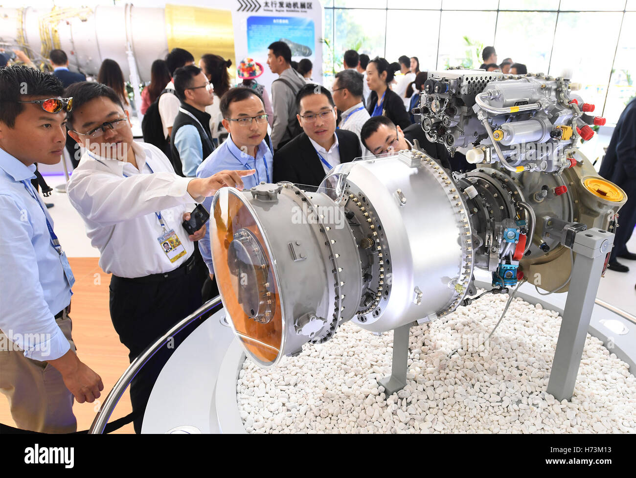 Zhuhai. 2e Nov, 2016. Les visiteurs regarder le premier auto-développés turbomoteur sur Zhuhai Airshow du sud de la province chinoise du Guangdong, le 2 novembre 2016. © Li il/Xinhua/Alamy Live News Banque D'Images