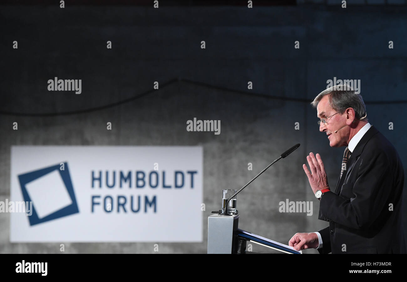 Berlin, Allemagne. 09Th Nov, 2016. Le directeur de la Humboldt Forum, historien de l'art britannique Neil McGregor, parle au cours d'une discussion sur le concept de la Humboldt Forum dans les palais de la ville de Berlin à Berlin, Allemagne, 02 novembre 2016. La direction de l'Humboldt le contenu et la structure du Forum ainsi que l'exposition 'extrêmes ! La nature, la culture et le courant de Humboldt" sont présentées. Photo : SOEREN STACHE/dpa/Alamy Live News Banque D'Images