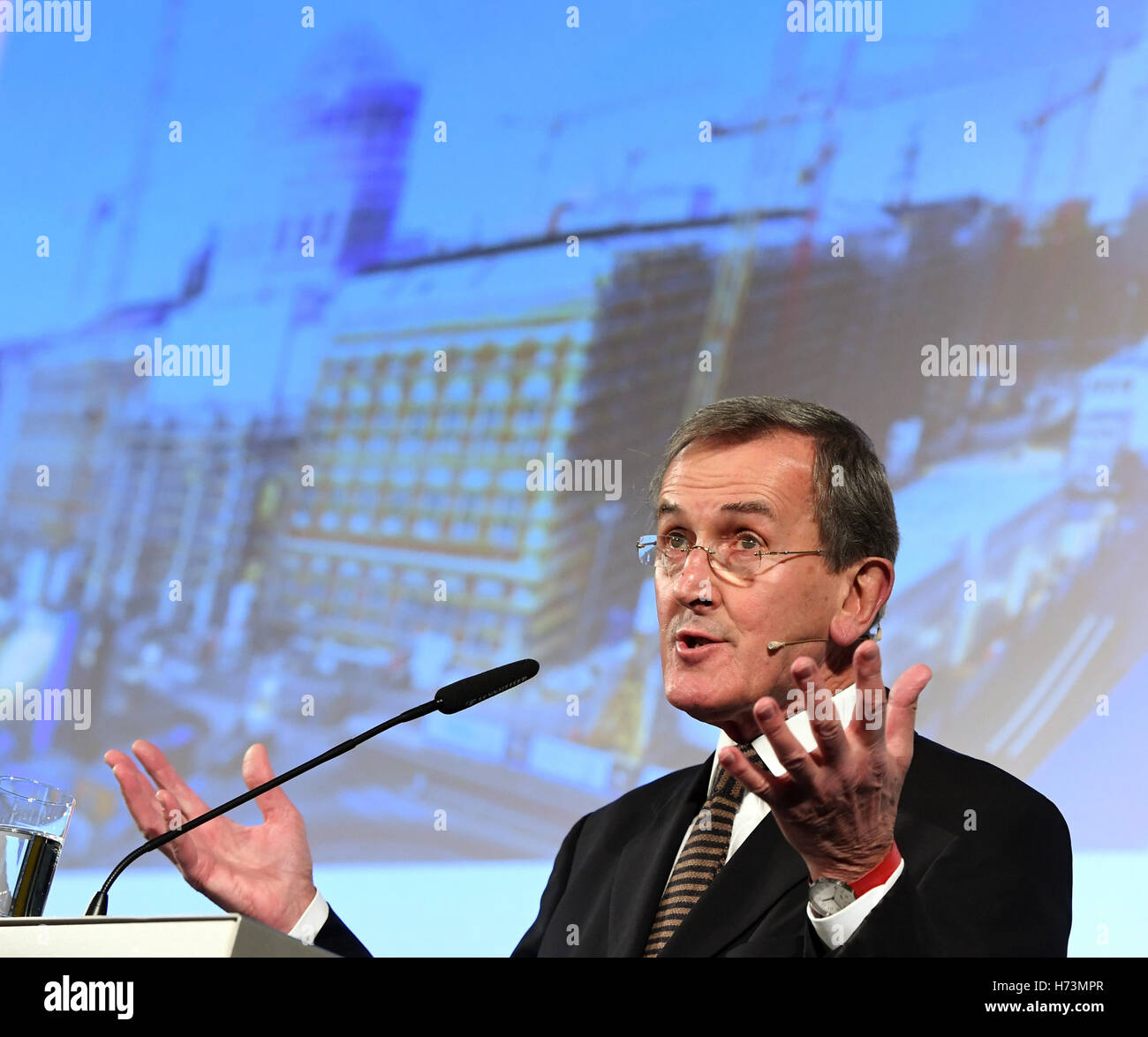 Berlin, Allemagne. 09Th Nov, 2016. Le directeur de la Humboldt Forum, historien de l'art britannique Neil MacGregor, parle au cours d'une discussion sur le concept de la Humboldt Forum dans les palais de la ville de Berlin à Berlin, Allemagne, 02 novembre 2016. La direction de l'Humboldt le contenu et la structure du Forum ainsi que l'exposition 'extrêmes ! La nature, la culture et le courant de Humboldt" sont présentées. Photo : SOEREN STACHE/dpa/Alamy Live News Banque D'Images