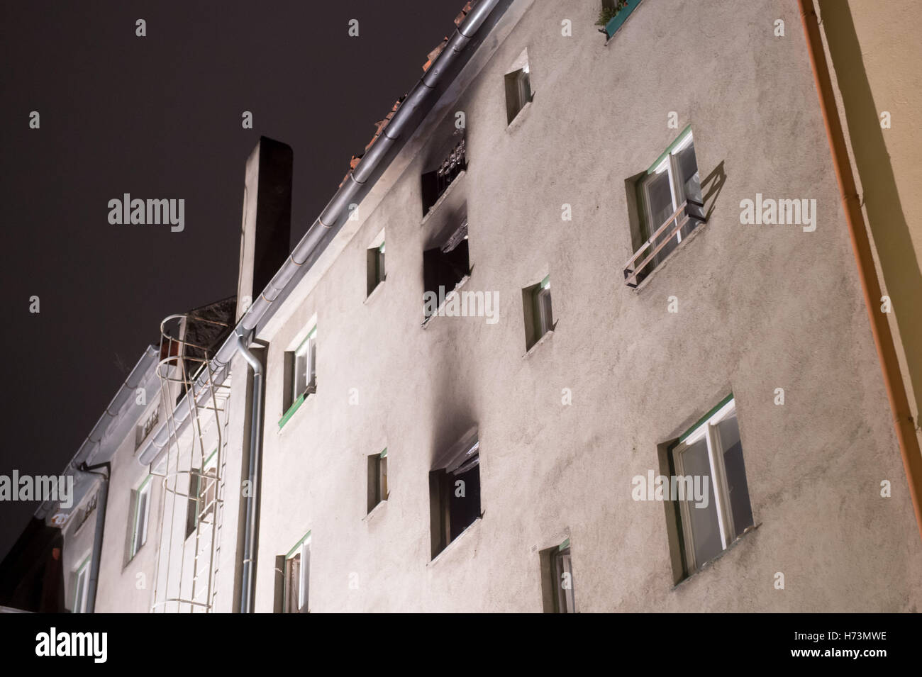 Munich, Allemagne. 09Th Nov, 2016. Suie windows sur l'arrière d'un immeuble à un site de déploiement à Munich, Allemagne, 02 novembre 2016. Trois personnes ont été tuées et dix autres habitué dans un feu sur Dachauer-Strasse. Photo : Tobias HASE/dpa/Alamy Live News Banque D'Images
