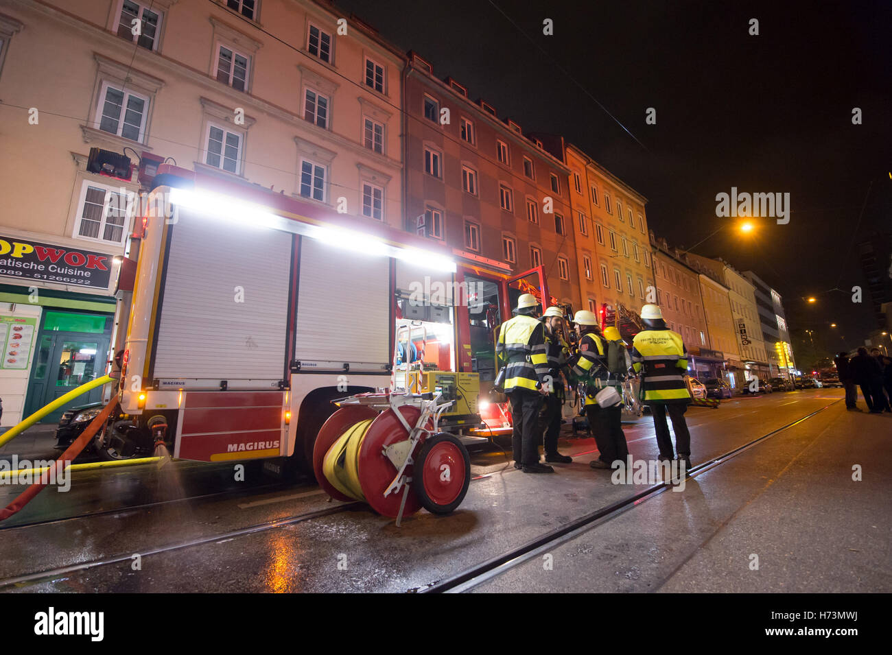 Munich, Allemagne. 09Th Nov, 2016. Les pompiers parlent en site de déploiement à Munich, Allemagne, 02 novembre 2016. Trois personnes ont été tuées et dix autres habitué dans un feu sur Dachauer-Strasse. Photo : Tobias HASE/dpa/Alamy Live News Banque D'Images