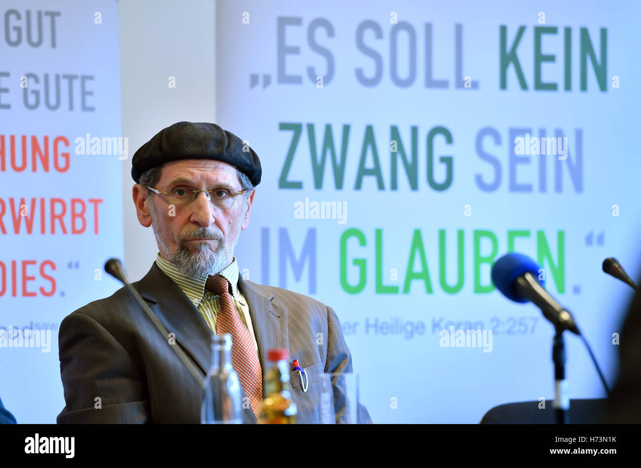 Le President Federal De La Communaute Ahmadiyya Allemagne Abdullah Uwe Wagishauser Est Assis En Face D Une Citation Du Coran Il N Y A Pas De Contrainte En Religion A L Ouverture De L Islam Exposition