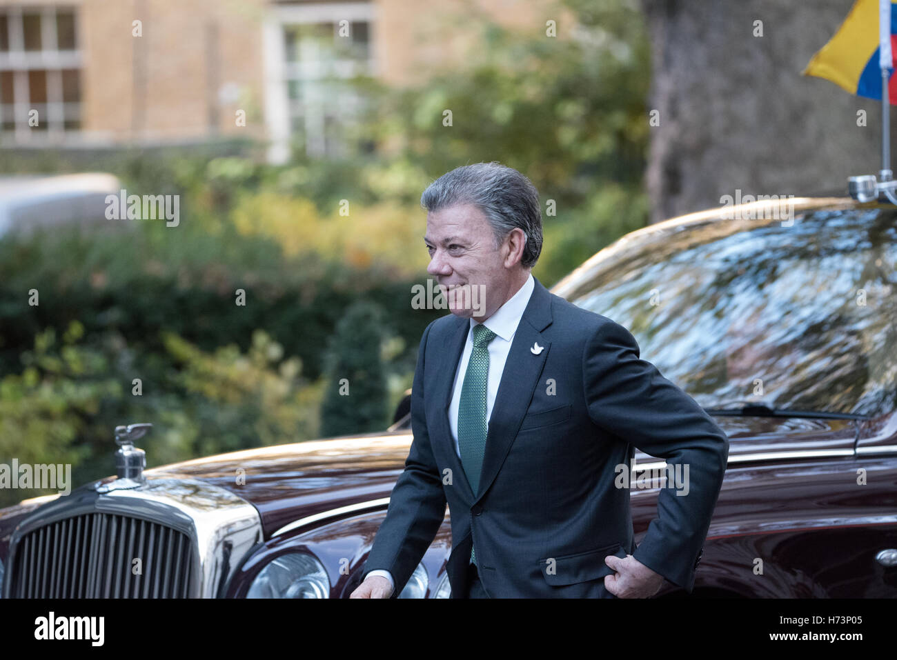 Londres, Royaume-Uni. 2e Nov, 2016. Le président Santos de Colombie-Britannique arrive à Downing Street, London Crédit : Ian Davidson/Alamy Live News Banque D'Images
