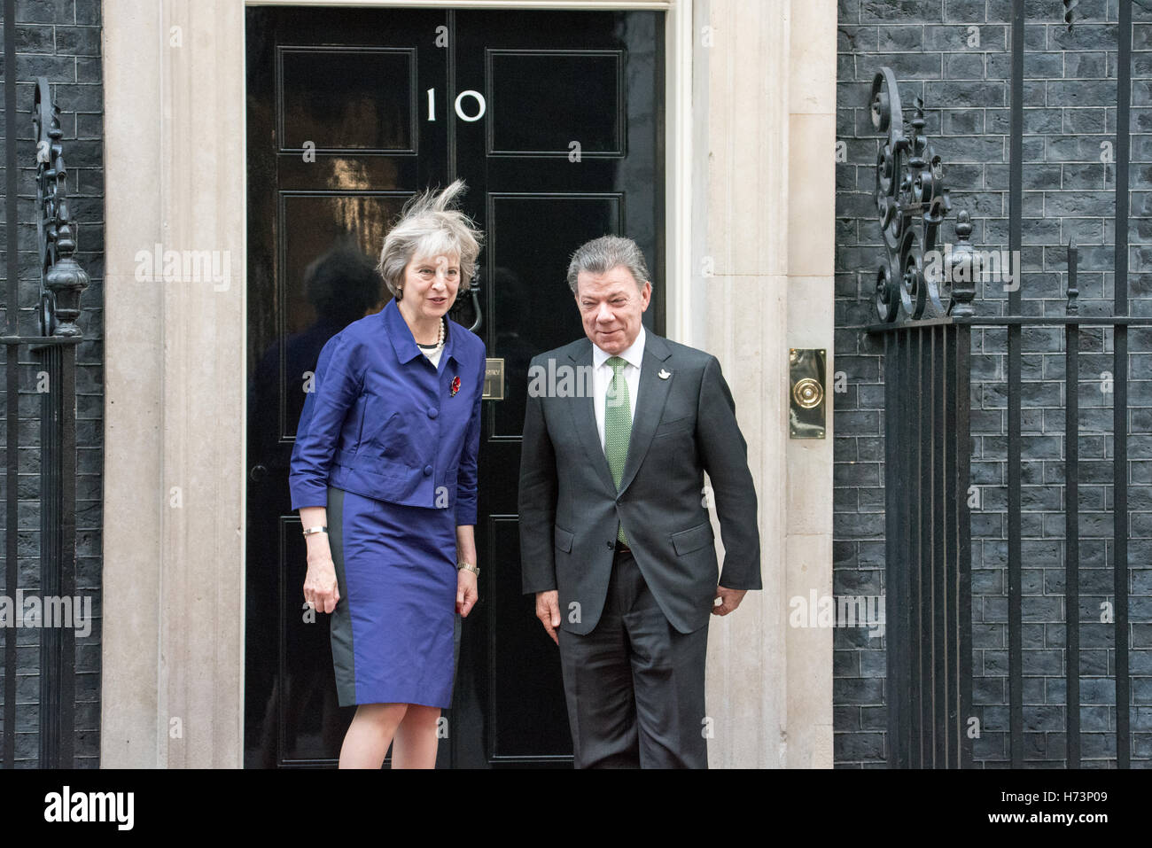 Londres, Royaume-Uni. 2e Nov, 2016. Le président Santos de Colombie-Britannique et de l'UK PM Mayon les étapes de Downing Street, London Crédit : Ian Davidson/Alamy Live News Banque D'Images