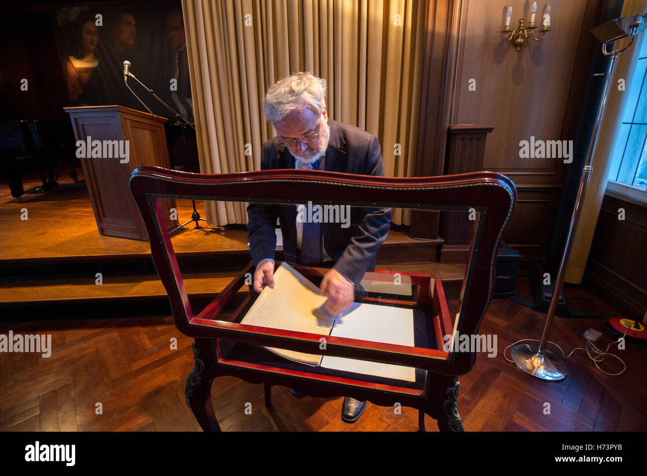 Hambourg, Allemagne. 2e Nov, 2016. Simon Maguire, expert pour l'écriture musicale à la maison de vente aux enchères Sotheby's passe par la partition originale de la symphonie "résurrection" de Gustav Mahler (1860-1911) lors d'une visite de presse à Hambourg, Allemagne, 2 novembre 2016. Le manuscrit sera vendu aux enchères chez Sotheby's à Londres. Le prix estimé est à 3, 5 millions de livres (3, 87 millions d'euros). Photo : Christian Charisius/dpa/Alamy Live News Banque D'Images