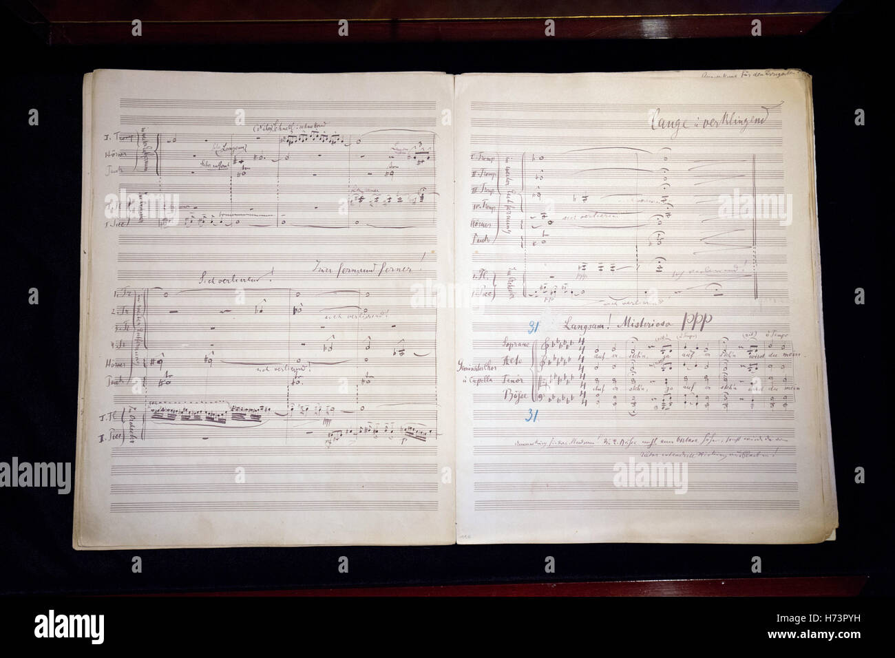 Hambourg, Allemagne. 2e Nov, 2016. La feuille de musique indique le début du chant choral de la cinquième série de la deuxième symphonie de la partition originale 'Résurrection' Symphonie de Gustav Mahler (1860-1911) lors d'une visite de presse à Hambourg, Allemagne, 2 novembre 2016. Le manuscrit sera vendu aux enchères chez Sotheby's à Londres. Le prix estimé est à 3, 5 millions de livres (3, 87 millions d'euros). Photo : Christian Charisius/dpa/Alamy Live News Banque D'Images