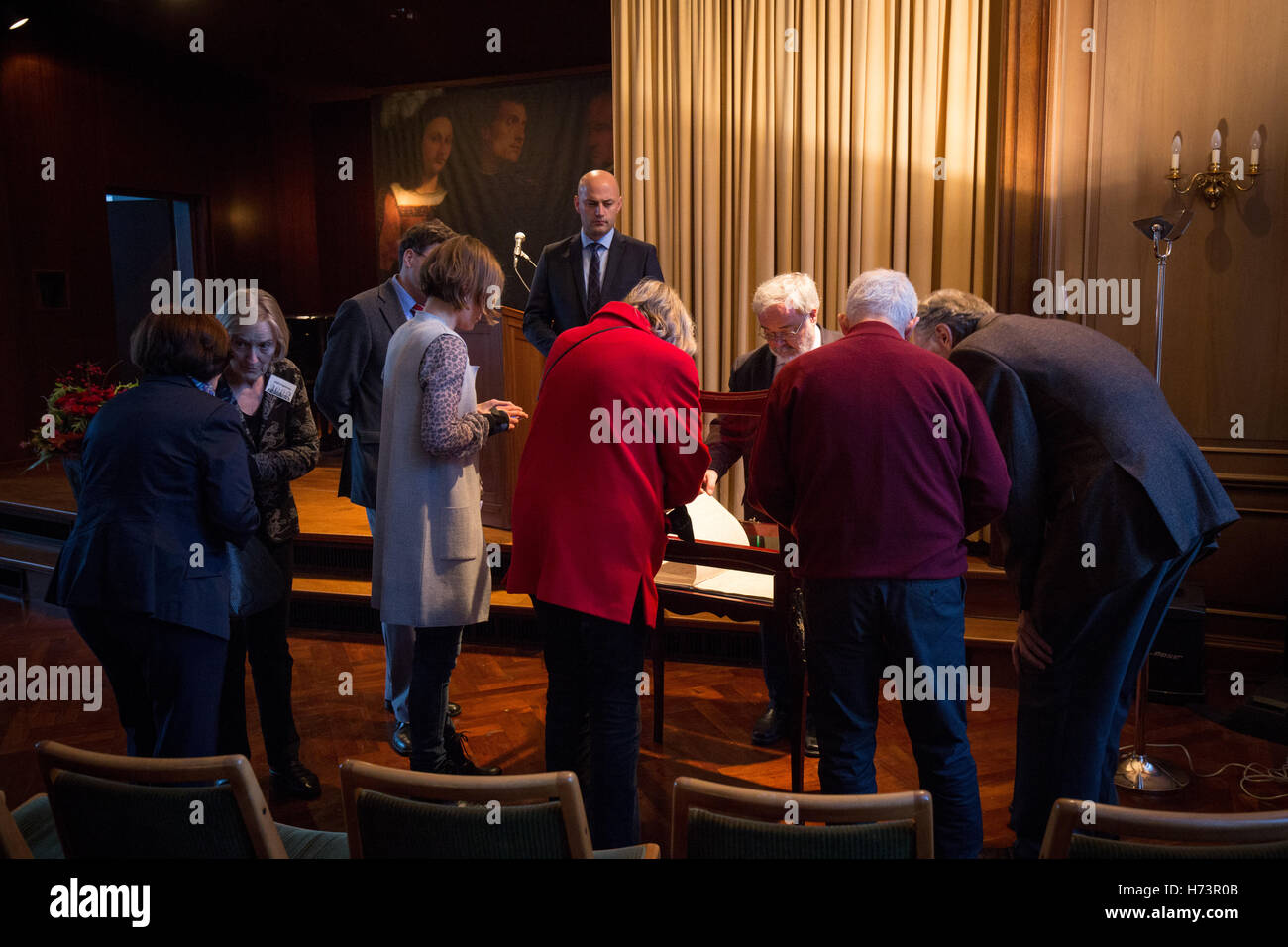 Hambourg, Allemagne. 2e Nov, 2016. Simon Maguire (3-R), expert pour l'écriture musicale à la maison de vente aux enchères Sotheby's passe par la partition originale de la symphonie "résurrection" de Gustav Mahler (1860-1911) lors d'une visite de presse à Hambourg, Allemagne, 2 novembre 2016. Le manuscrit sera vendu aux enchères chez Sotheby's à Londres. Le prix estimé est à 3, 5 millions de livres (3, 87 millions d'euros). Photo : Christian Charisius/dpa/Alamy Live News Banque D'Images