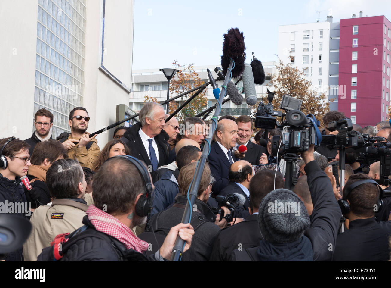Argenteuil, France. 2 novembre, 2016. Un media pack Alain Juppé entoure sa campagne dans 'La dalle d'Argenteuil". Credit : Paul-Marie Guyon/Alamy Live News Banque D'Images