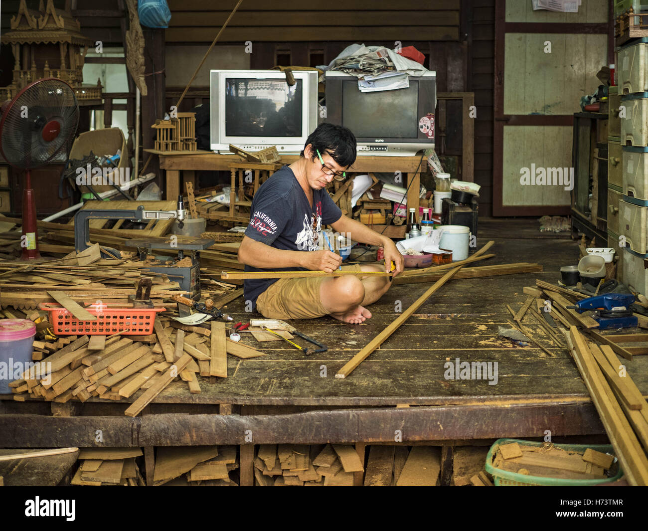 Bangkok, Bangkok, Thaïlande. 2e Nov, 2016. KO, le frère de Gob, mesures teck pour un esprit maison. Il travaille avec sa soeur dans le petit atelier familial qui fait l'esprit des maisons par la main de bois de teck dans l'interdiction de la communauté de l'UFCE. Il y avait 10 familles qui font l'esprit traditionnel des maisons en bois de teck de l'UFCE Interdiction, une communauté près de Wat Suttharam dans le quartier de Khlong San de Bangkok. La zone a été embourgeoisés et beaucoup de l'esprit house décideurs ont déménagé, leurs maisons thaï traditionnelles en bois remplacés par des appartements modernes. Maintenant, il y a seulement une famille faire de la complexe sp Banque D'Images
