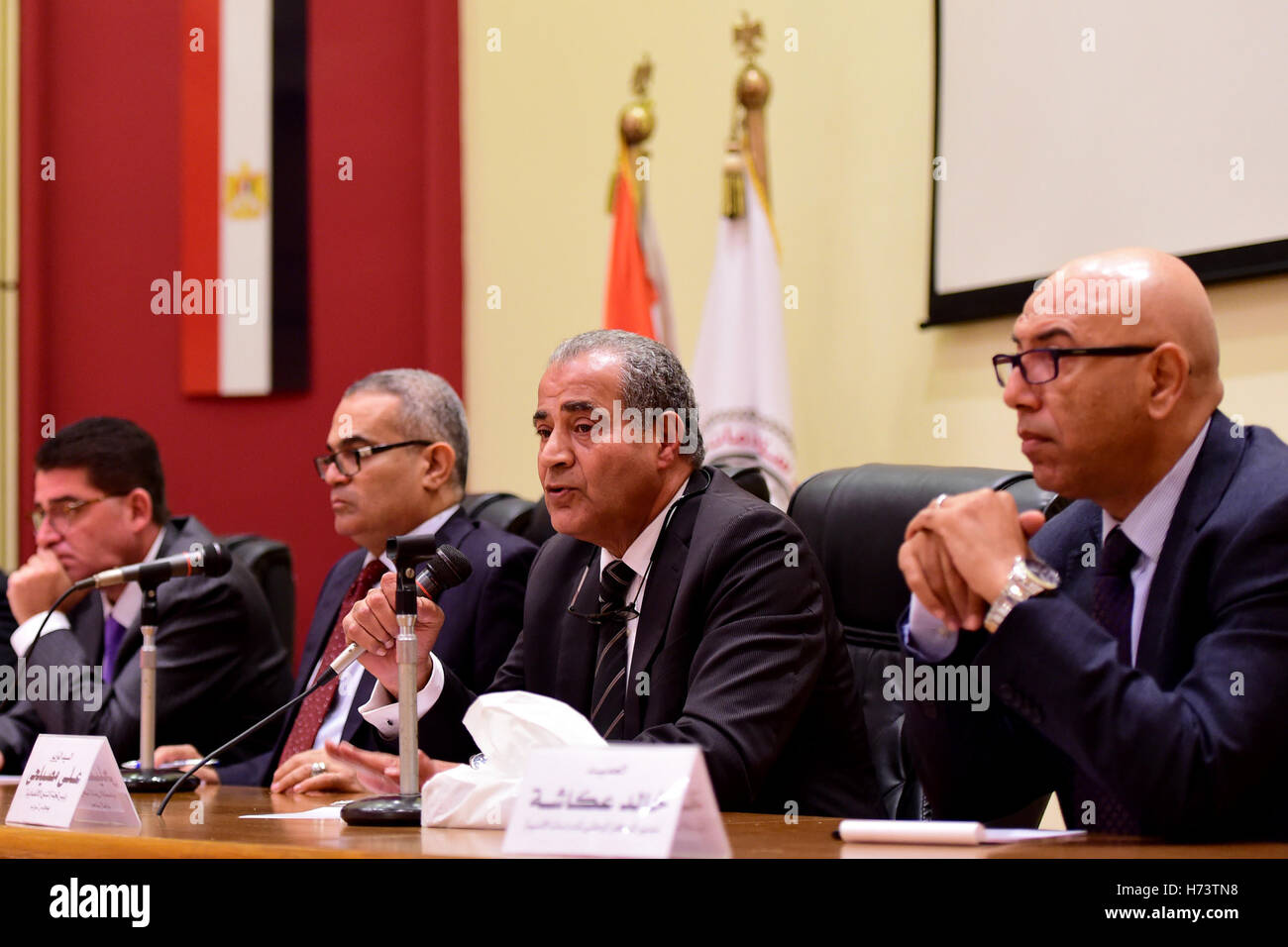 (161102) -- LE CAIRE, 2 novembre 2016 (Xinhua) -- Ali al-Moselhy (2e, R), chef de la commission économique du parlement égyptien, prend la parole lors d'une conférence de presse sur la situation économique de l'Égypte à l'état de service de l'information siège au Caire, l'Égypte le 2 novembre 2016. La situation économique de l'Égypte est encore difficile à gérer et la Chine est un acteur économique à l'appui des pays arabes, a déclaré que les législateurs et les experts économiques dans une conférence de presse tenue mercredi à l'état de service de l'information siège au Caire.(Xinhua/Zhao Dingzhe) Banque D'Images