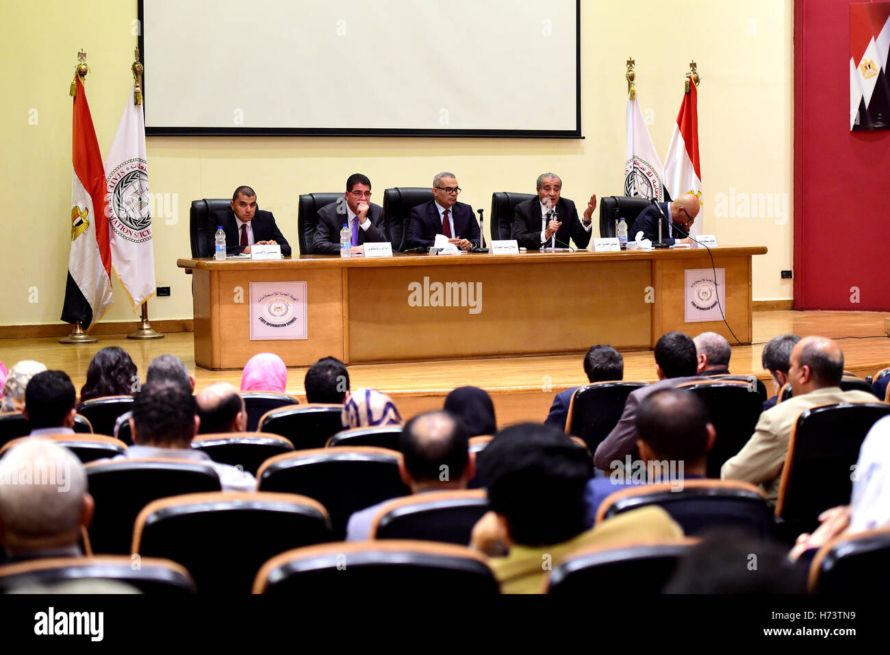 Le Caire. 2e Nov, 2016. Photo prise le 2 novembre 2016 montre la conférence de presse sur la situation économique de l'Égypte s'est tenue au niveau de l'État Information Service siège au Caire, Égypte. La situation économique de l'Égypte est encore difficile à gérer et la Chine est un acteur économique à l'appui des pays arabes, a déclaré que les législateurs et les experts économiques dans une conférence de presse tenue mercredi à l'état de service de l'information siège au Caire. © Zhao Dingzhe/Xinhua/Alamy Live News Banque D'Images