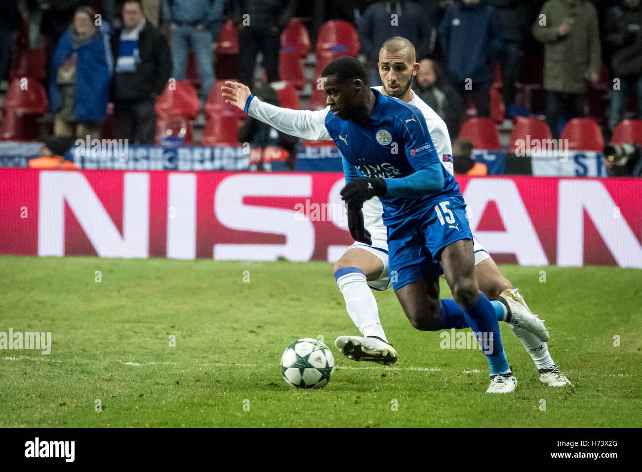 Danemark, Copenhague, 2 novembre 2016. Jeffrey Schlupp (15) de Leicester City vu au cours de l'UEFA Champions League match du groupe G entre le FC Copenhague et Leicester City à Telia Parken Banque D'Images