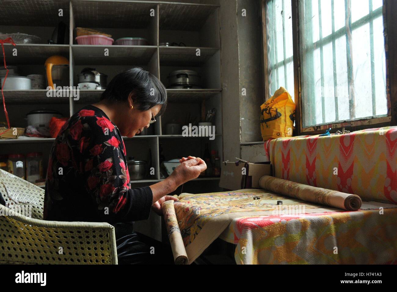 Anyang, Anyang, Chine. 24 Oct, 2016. Anyang, CHINE Le 24 octobre 2016 à : (usage éditorial uniquement. Chine).Il Stéphane Plante, une femme de 71 ans, fait du point de croix à Neihuang County, Ville d'Anyang, province du Henan en Chine centrale, Octobre 24th, 2016. Il Stéphane Plante a commencé à faire du point de croix il y a environ cinq ans. Elle a déjà fait la suture de 'Qingming Riverside Paysage' et d'autres peintures chinoises traditionnelles. La plus grande croix-croix faite par Stéphane Plante Il est à environ 20 mètres de long. Du point de croix est une forme populaire de compte-fil à broder dans lequel X-stitches en forme dans un sol carrelé, raster Banque D'Images