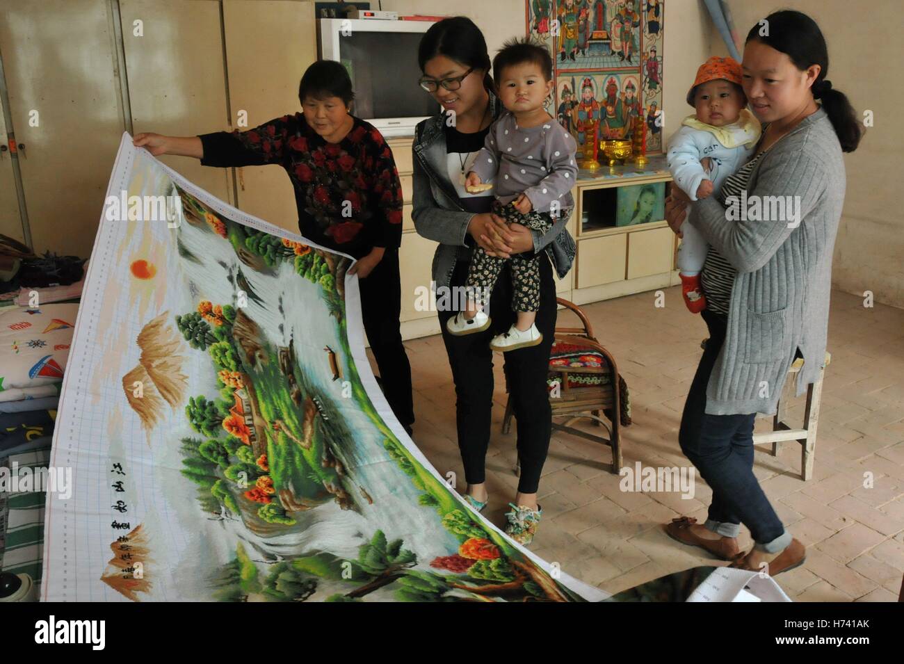 Anyang, Anyang, Chine. 24 Oct, 2016. Anyang, CHINE Le 24 octobre 2016 à : (usage éditorial uniquement. Chine).Il Stéphane Plante, une femme de 71 ans, fait du point de croix à Neihuang County, Ville d'Anyang, province du Henan en Chine centrale, Octobre 24th, 2016. Il Stéphane Plante a commencé à faire du point de croix il y a environ cinq ans. Elle a déjà fait la suture de 'Qingming Riverside Paysage' et d'autres peintures chinoises traditionnelles. La plus grande croix-croix faite par Stéphane Plante Il est à environ 20 mètres de long. Du point de croix est une forme populaire de compte-fil à broder dans lequel X-stitches en forme dans un sol carrelé, raster Banque D'Images