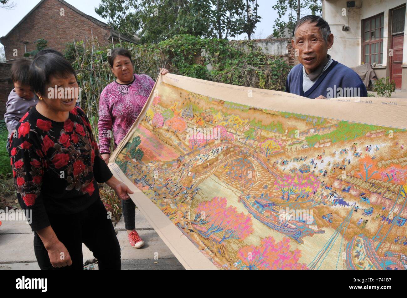 Anyang, Anyang, Chine. 24 Oct, 2016. Anyang, CHINE Le 24 octobre 2016 à : (usage éditorial uniquement. Chine).Il Stéphane Plante, une femme de 71 ans, fait du point de croix à Neihuang County, Ville d'Anyang, province du Henan en Chine centrale, Octobre 24th, 2016. Il Stéphane Plante a commencé à faire du point de croix il y a environ cinq ans. Elle a déjà fait la suture de 'Qingming Riverside Paysage' et d'autres peintures chinoises traditionnelles. La plus grande croix-croix faite par Stéphane Plante Il est à environ 20 mètres de long. Du point de croix est une forme populaire de compte-fil à broder dans lequel X-stitches en forme dans un sol carrelé, raster Banque D'Images