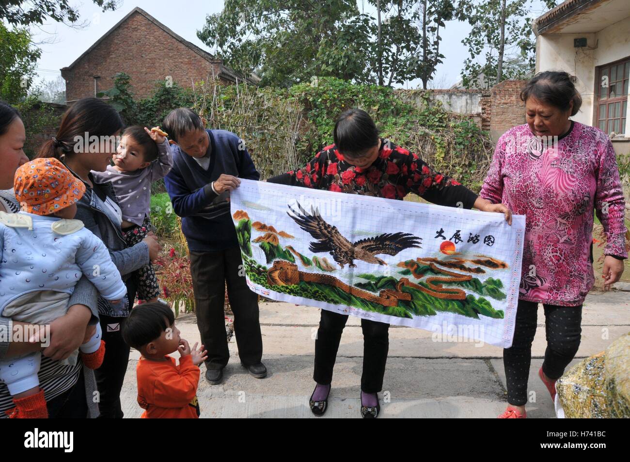 Anyang, Anyang, Chine. 24 Oct, 2016. Anyang, CHINE Le 24 octobre 2016 à : (usage éditorial uniquement. Chine).Il Stéphane Plante, une femme de 71 ans, fait du point de croix à Neihuang County, Ville d'Anyang, province du Henan en Chine centrale, Octobre 24th, 2016. Il Stéphane Plante a commencé à faire du point de croix il y a environ cinq ans. Elle a déjà fait la suture de 'Qingming Riverside Paysage' et d'autres peintures chinoises traditionnelles. La plus grande croix-croix faite par Stéphane Plante Il est à environ 20 mètres de long. Du point de croix est une forme populaire de compte-fil à broder dans lequel X-stitches en forme dans un sol carrelé, raster Banque D'Images