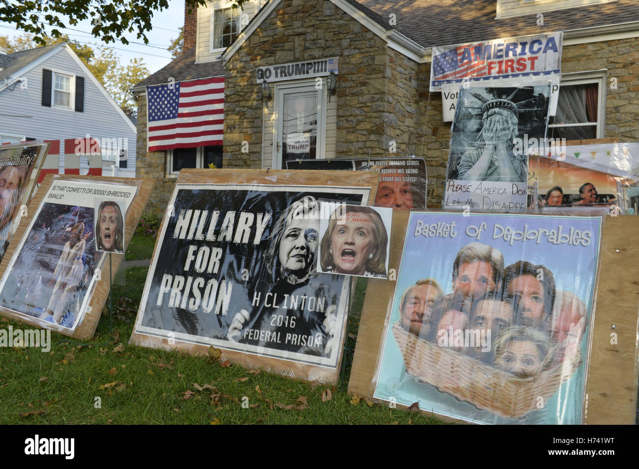 Bellmore, New York, USA. 2e Nov, 2016. Des signes politiques contre le candidat démocrate Hillary Clinton ont affiché de cour avant, Eileen Fuscaldo un partisan Donald Trump. Un ''Panier de Deplorables'' photo a chefs de Clinton, Président Obama et d'autres soutenant sa. ''Hillary for Prison'' est un autre signe. Credit : Ann Parry/ZUMA/Alamy Fil Live News Banque D'Images