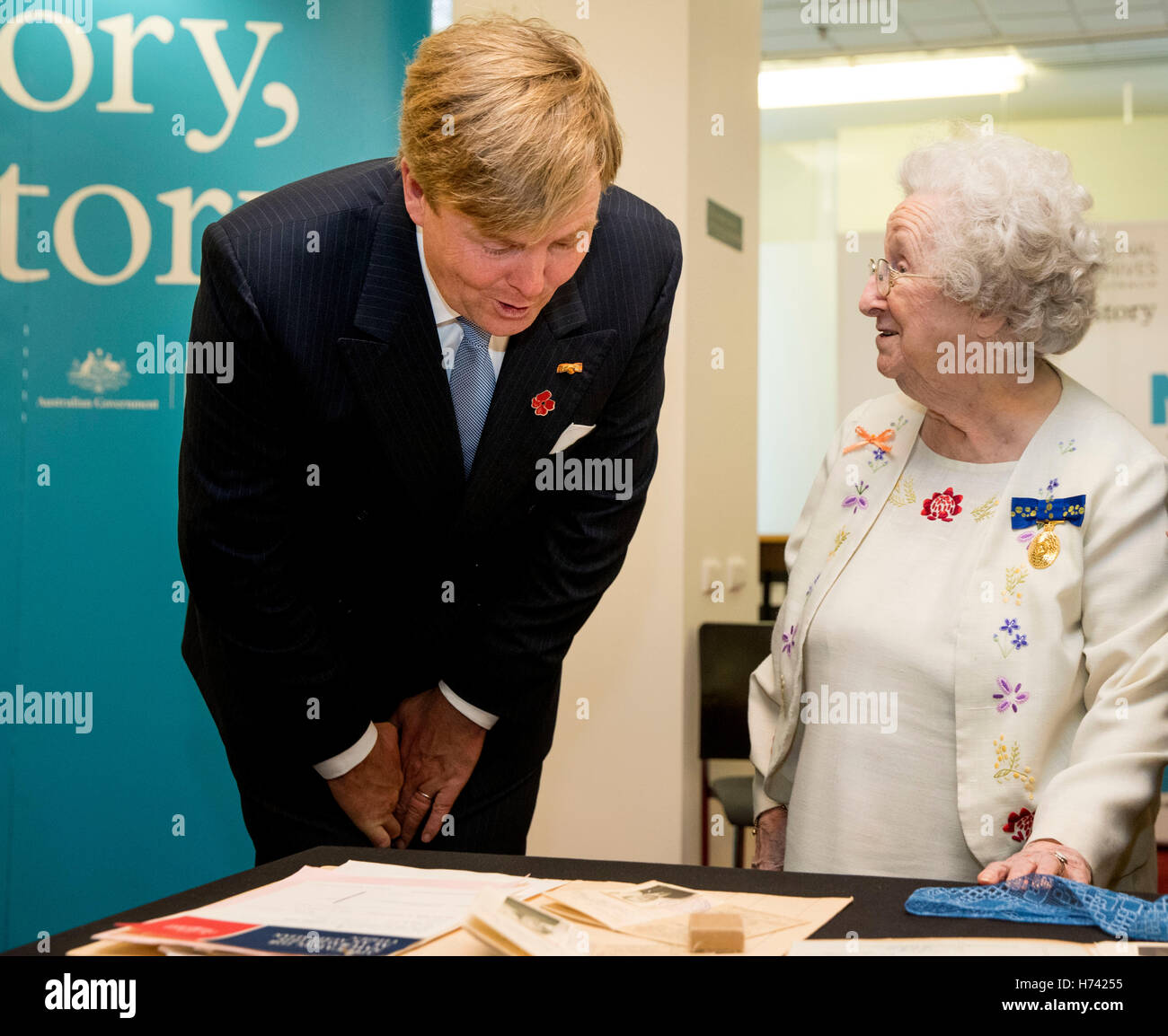 Canberra, Australie. 2e Nov, 2016. Le roi Willem-Alexander et Maxima La reine des Pays-Bas visitez les Archives nationales de l'Australie a accueilli avec satisfaction par le directeur général David Fricker à Canberra, Australie, 2 novembre 2016. Roi des Pays-Bas et de la Reine sont en Australie pour un jour 5 visite d'état. Photo : Patrick van Katwijk POINT DE VUE - PAS DE FIL - SERVICE/dpa/Alamy Live News Banque D'Images