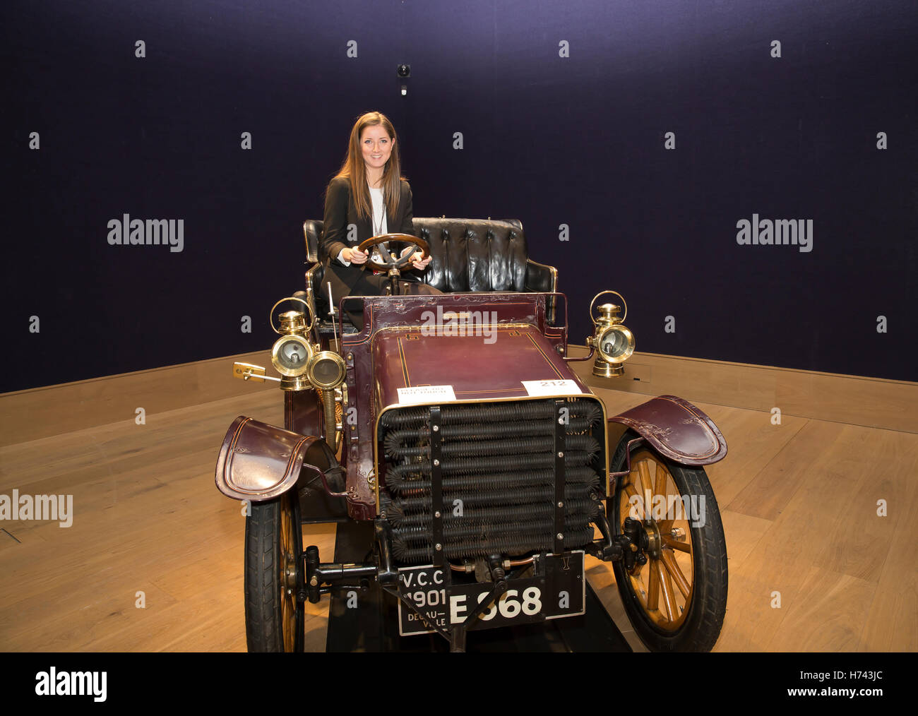 Londres, Royaume-Uni. 29Th sep 2016. Une dame se trouve dans un cylindre -LITS JUMEAUX DECAUVILLE 1904 sur l'affichage lors de la journée presse Londres à Brighton exécuter la vente, vétéran des voitures et l'automobila Bonhams à Londres, Crédit : Keith Larby/Alamy Live News Banque D'Images