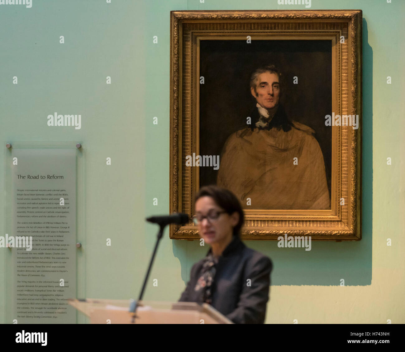 Londres, Royaume-Uni. 3 novembre 2016. Le Dr Lucy Peltz, Conservateur principal, 18e siècle les portraits et responsable des collections de Tudor (Regency), prend la parole lors du lancement d'un appel au public par le Musée National du portrait d'acquérir sir Thomas Lawrence's last portrait du duc de Wellington. Le portrait a été offerte à la National Portrait Gallery pour GBP1.3m, avec la galerie à la recherche d'obtenir le dernier GBP300k par appel public. Crédit : Stephen Chung / Alamy Live News Banque D'Images