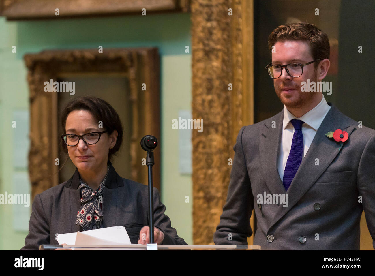 Londres, Royaume-Uni. 3 novembre 2016. Le Dr Lucy Peltz, Conservateur principal, 18e siècle les portraits et responsable des collections de Tudor (Regency) et le Dr Nicholas Cullinan, Directeur de la National Portrait Gallery la parole lors du lancement d'un appel au public par le Musée National du portrait d'acquérir sir Thomas Lawrence's last portrait du duc de Wellington. Le portrait a été offerte à la National Portrait Gallery pour GBP1.3m, avec la galerie à la recherche d'obtenir le dernier GBP300k par appel public. Crédit : Stephen Chung / Alamy Live News Banque D'Images
