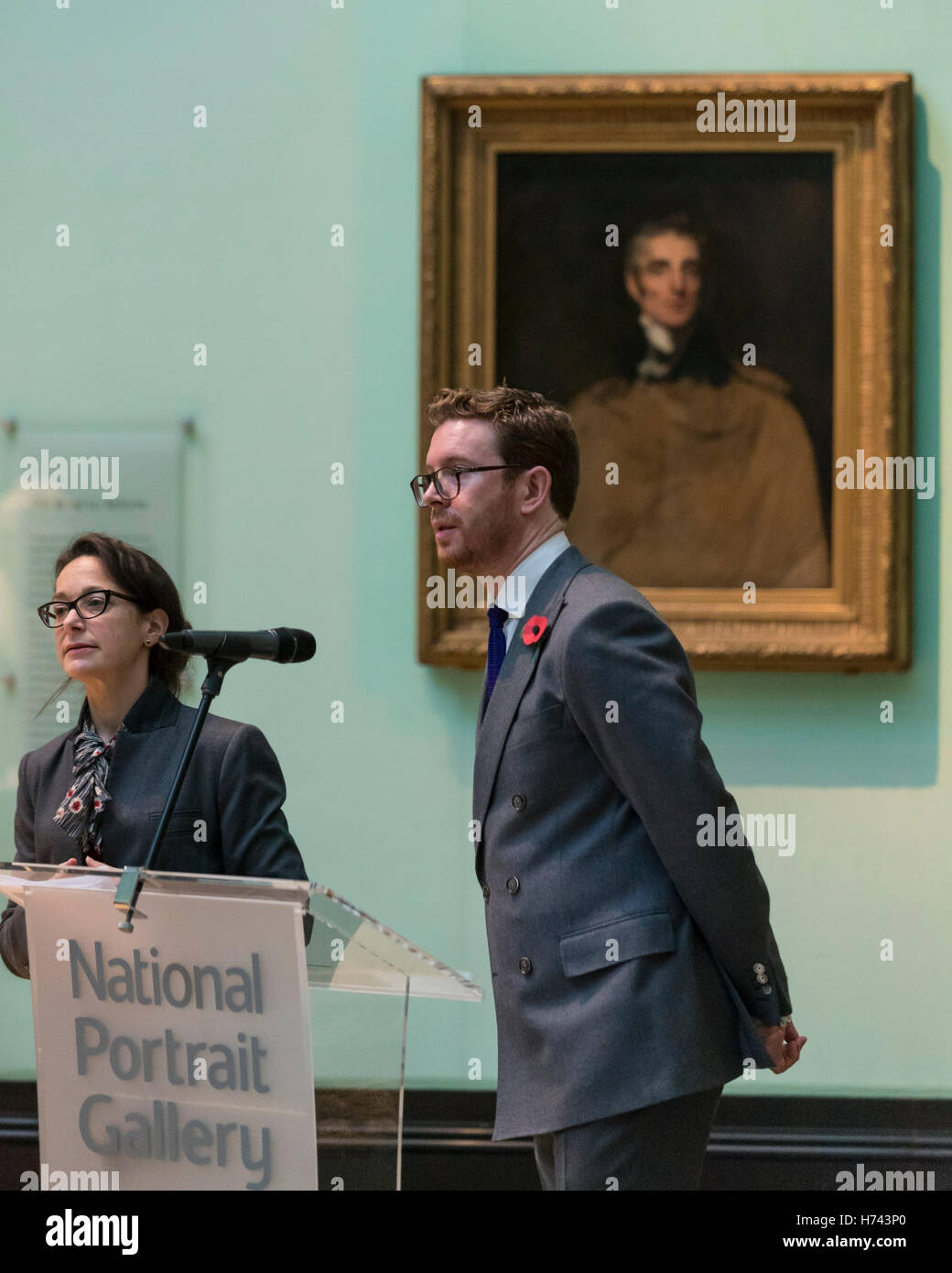 Londres, Royaume-Uni. 3 novembre 2016. Le Dr Lucy Peltz, Conservateur principal, 18e siècle les portraits et responsable des collections de Tudor (Regency) et le Dr Nicholas Cullinan, Directeur de la National Portrait Gallery la parole lors du lancement d'un appel au public par le Musée National du portrait d'acquérir sir Thomas Lawrence's last portrait du duc de Wellington. Le portrait a été offerte à la National Portrait Gallery pour GBP1.3m, avec la galerie à la recherche d'obtenir le dernier GBP300k par appel public. Crédit : Stephen Chung / Alamy Live News Banque D'Images