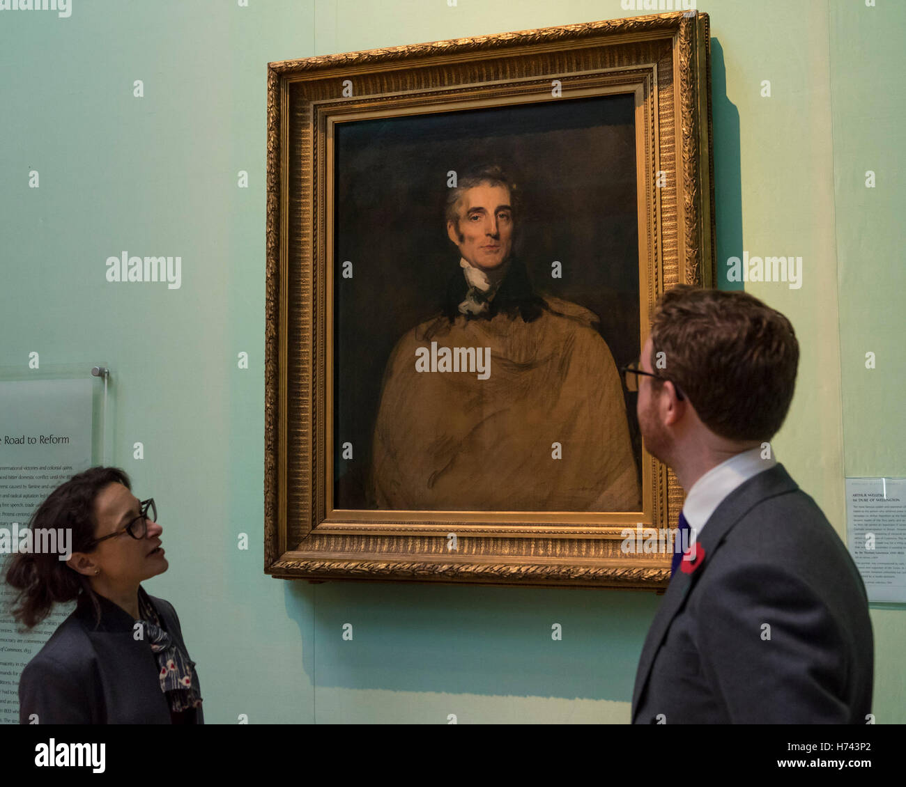 Londres, Royaume-Uni. 3 novembre 2016. (L à R) Dr Lucy Peltz, Conservateur principal, 18e siècle les portraits et responsable des collections (Tudor au Regency), et le Dr Nicholas Cullinan, Directeur de la National Portrait Gallery, à l'occasion du lancement d'un appel au public par le Musée National du portrait d'acquérir sir Thomas Lawrence's last portrait du duc de Wellington (en photo). Le portrait a été offerte à la National Portrait Gallery pour GBP1.3m, avec la galerie à la recherche d'obtenir le dernier GBP300k par appel public. Crédit : Stephen Chung / Alamy Live News Banque D'Images