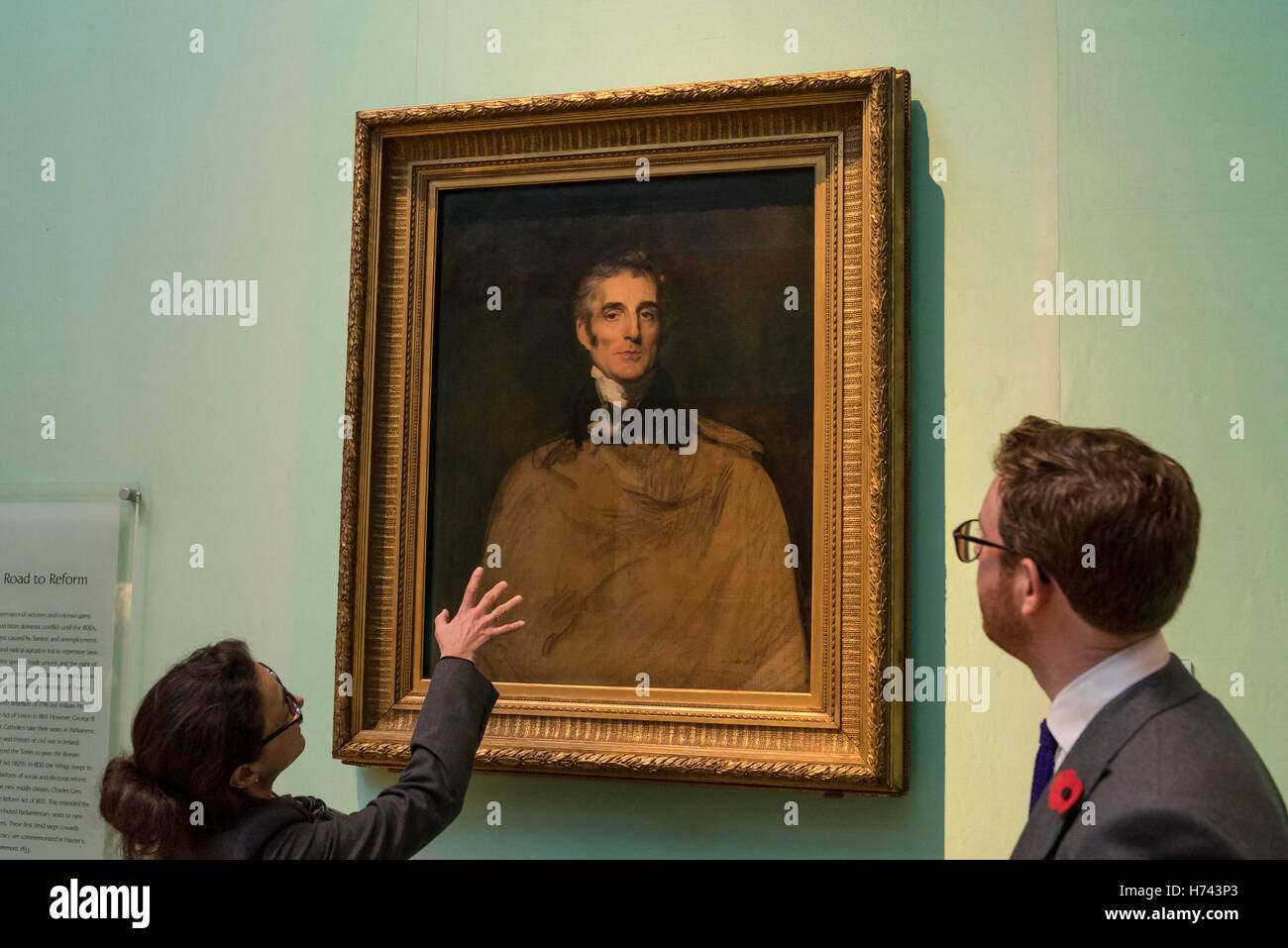 Londres, Royaume-Uni. 3 novembre 2016. (L à R) Dr Lucy Peltz, Conservateur principal, 18e siècle les portraits et responsable des collections (Tudor au Regency), et le Dr Nicholas Cullinan, Directeur de la National Portrait Gallery, à l'occasion du lancement d'un appel au public par le Musée National du portrait d'acquérir sir Thomas Lawrence's last portrait du duc de Wellington (en photo). Le portrait a été offerte à la National Portrait Gallery pour GBP1.3m, avec la galerie à la recherche d'obtenir le dernier GBP300k par appel public. Crédit : Stephen Chung / Alamy Live News Banque D'Images