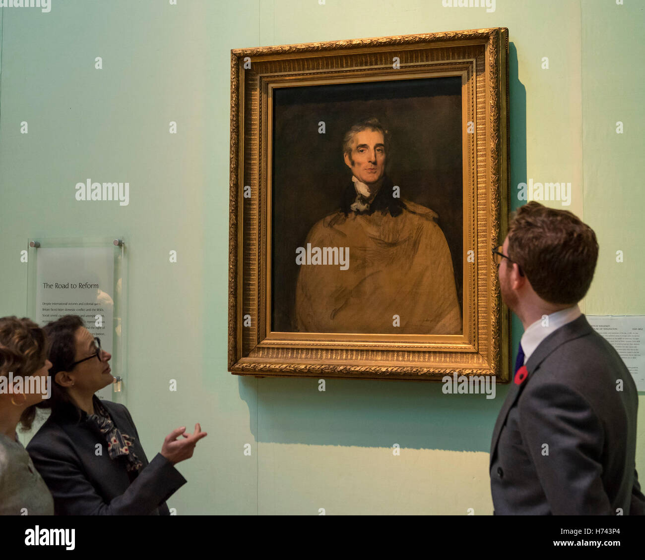 Londres, Royaume-Uni. 3 novembre 2016. (L à R) Sarah Philp, Art Fund, le Dr Lucy Peltz, Conservateur principal, 18e siècle les portraits et responsable des collections (Tudor au Regency), et le Dr Nicholas Cullinan, Directeur de la National Portrait Gallery, à l'occasion du lancement d'un appel au public par le Musée National du portrait d'acquérir sir Thomas Lawrence's last portrait du duc de Wellington (en photo). Le portrait a été offerte à la National Portrait Gallery pour GBP1.3m, avec la galerie à la recherche d'obtenir le dernier GBP300k par appel public. Crédit : Stephen Chung / Alamy Live News Banque D'Images
