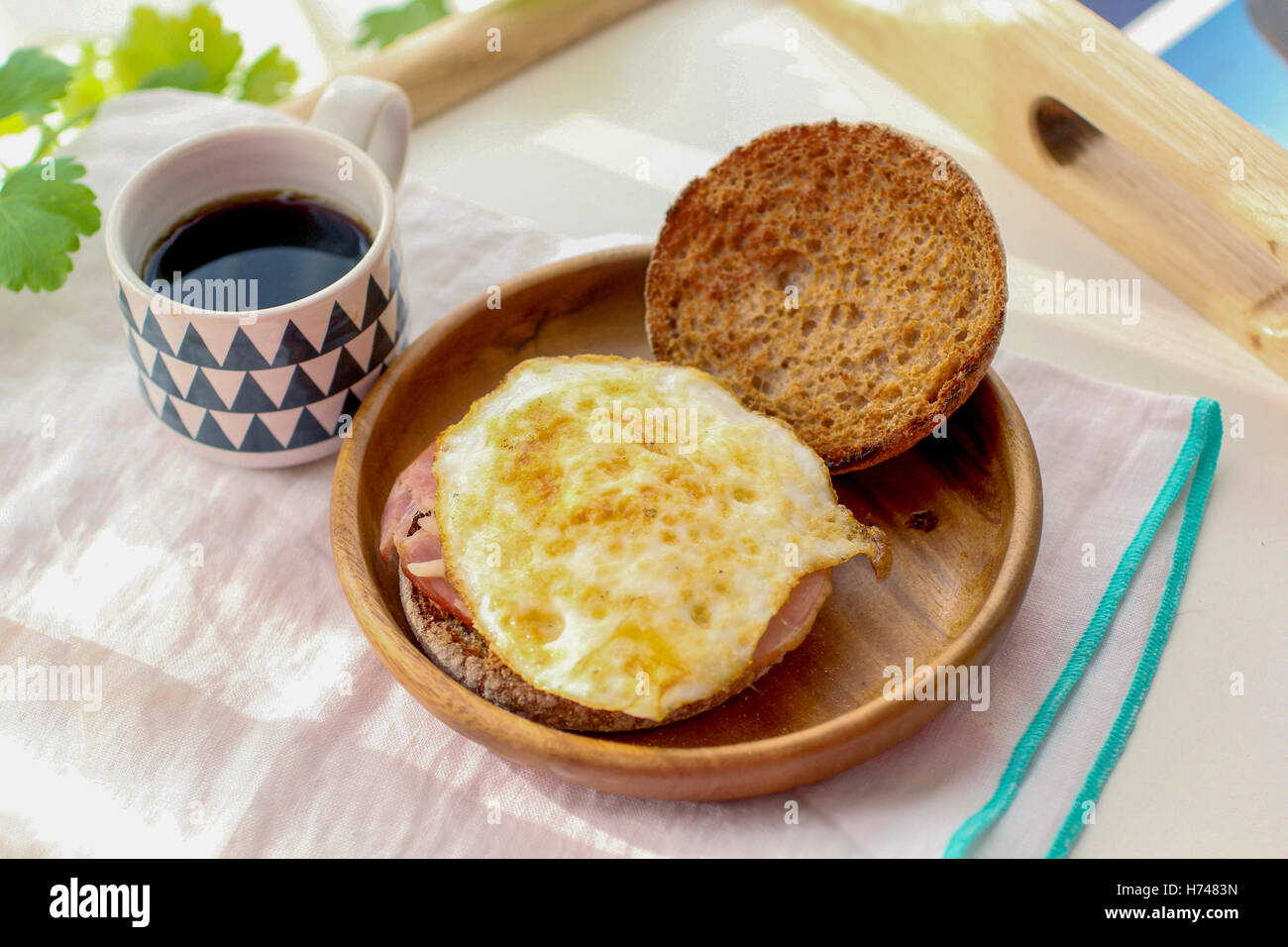 Egg muffin et café sur plateau en bois Banque D'Images