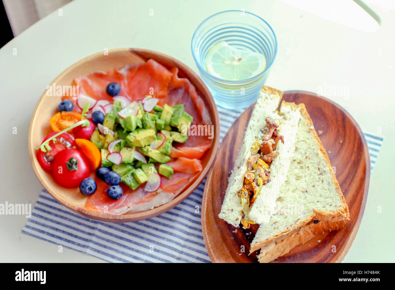 Courrier sain avec une salade de tomates biologiques et sandwich au blé entier Banque D'Images