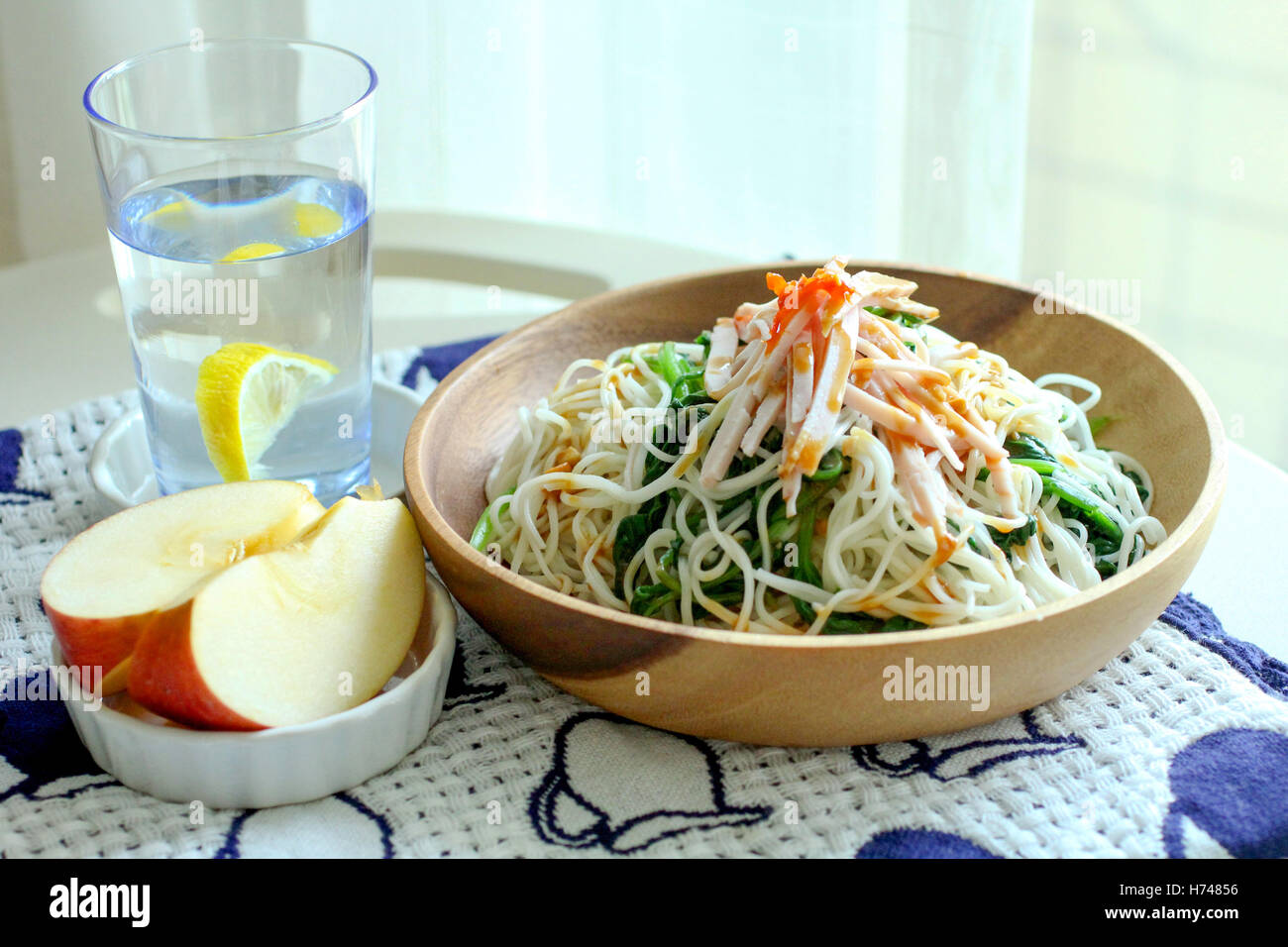 Repas sains avec des nouilles froides japonais, apple et un verre d'eau Banque D'Images