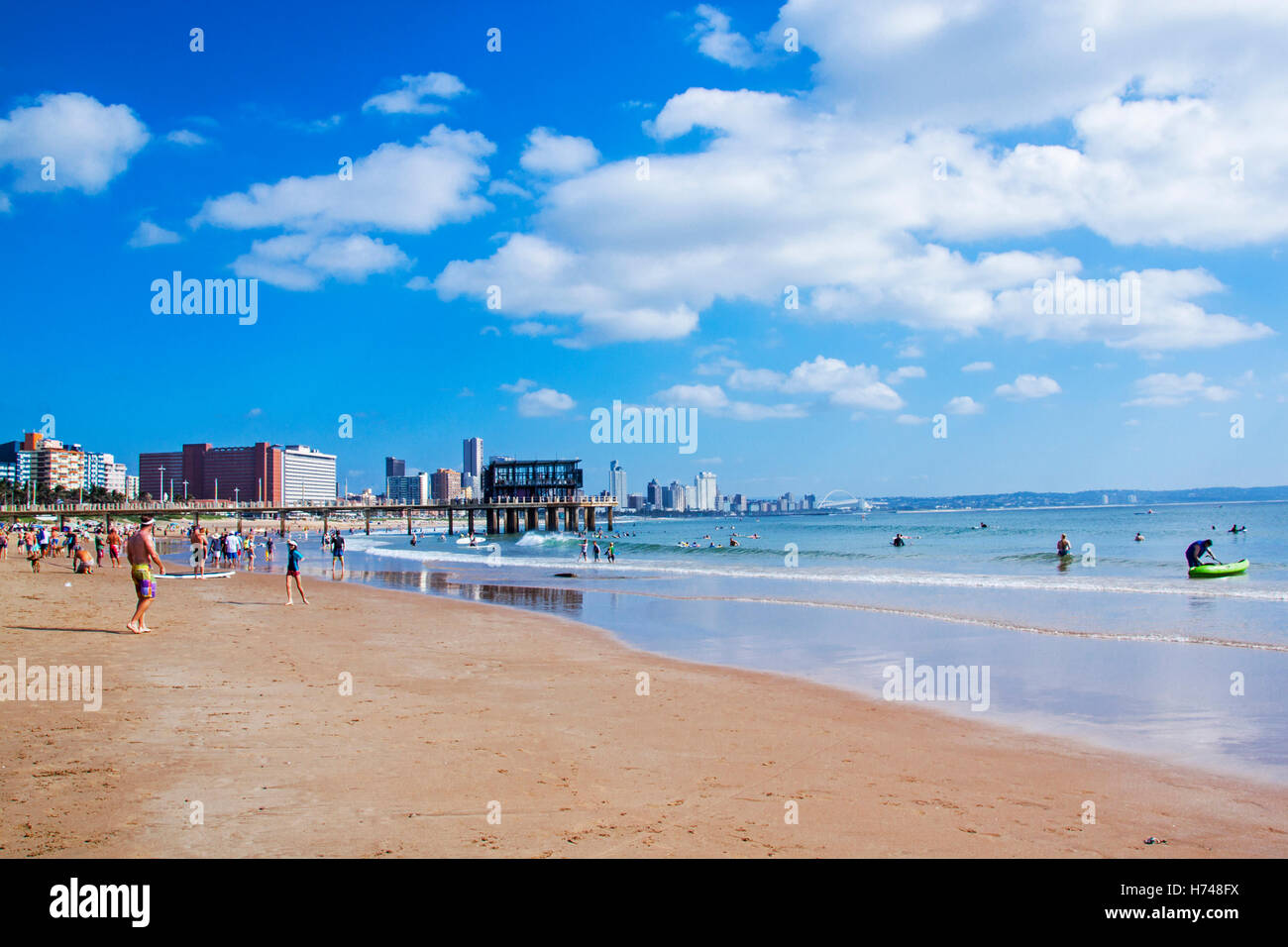 Les gens apprécient le matin visite de Vetchies beach sur le Golden Mile beach front contre city skyline Banque D'Images