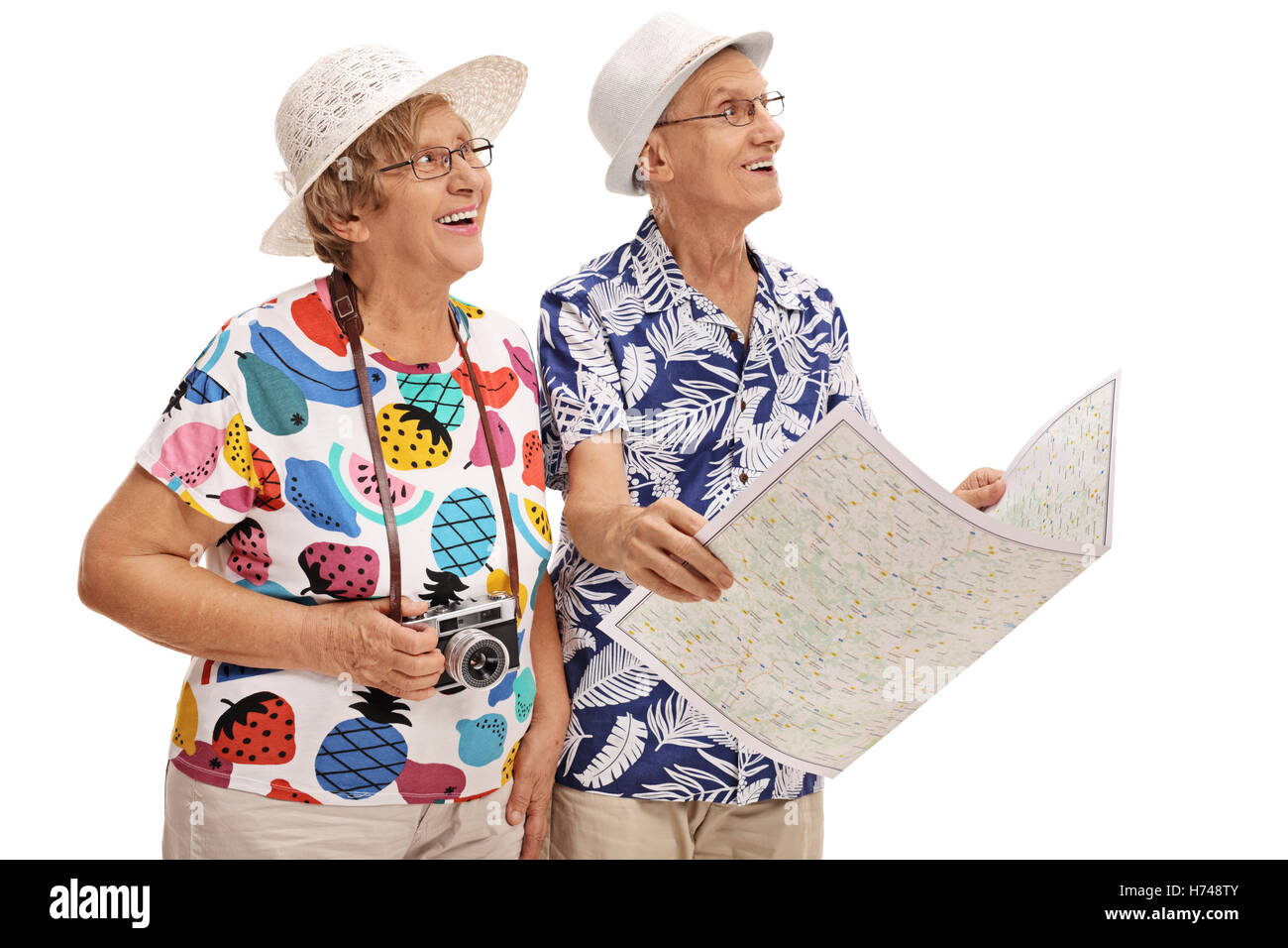 Personnes âgées les touristes détenteurs d'un plan générique et regardant au loin isolé sur fond blanc Banque D'Images