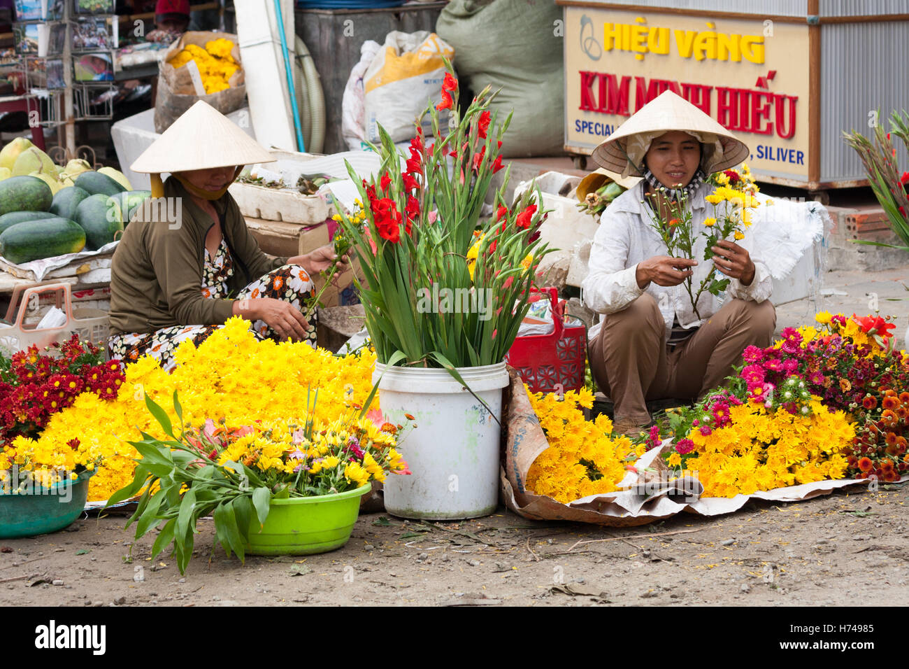 Femme vendeuse de fleurs de la rue du marché, Viêt Nam Banque D'Images
