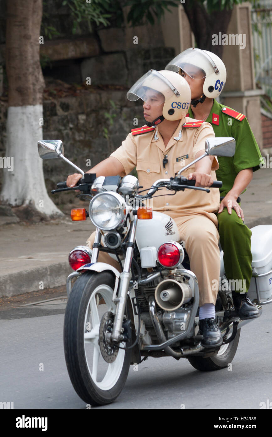 Deux agents de police CSGT sur une moto à Hoi An, au Vietnam. Leur responsabilité principale est l'application des lois de la circulation. Banque D'Images