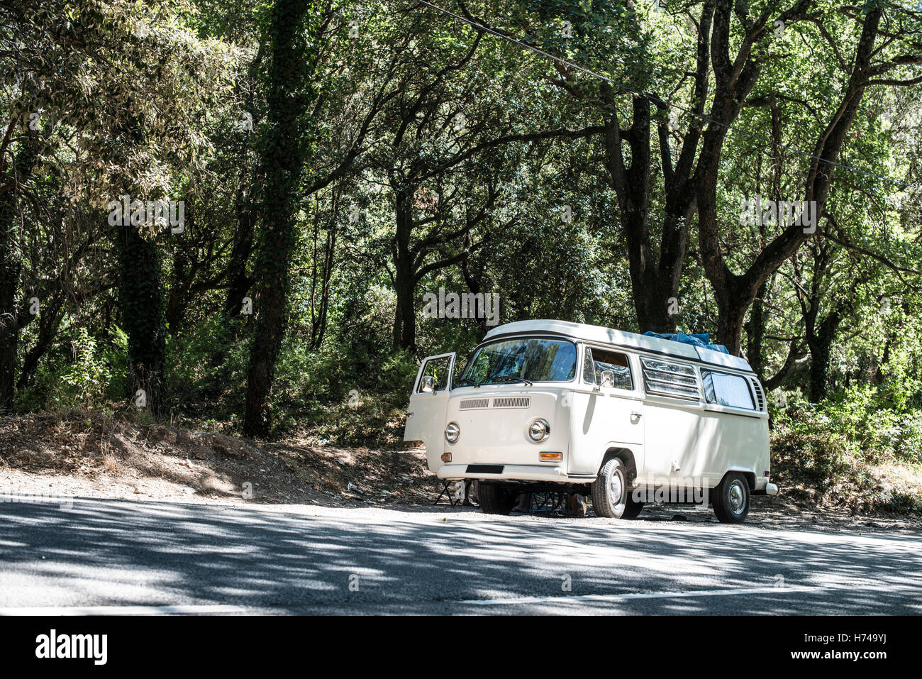 Camping-bus blanc Vintage sur la route. Banque D'Images