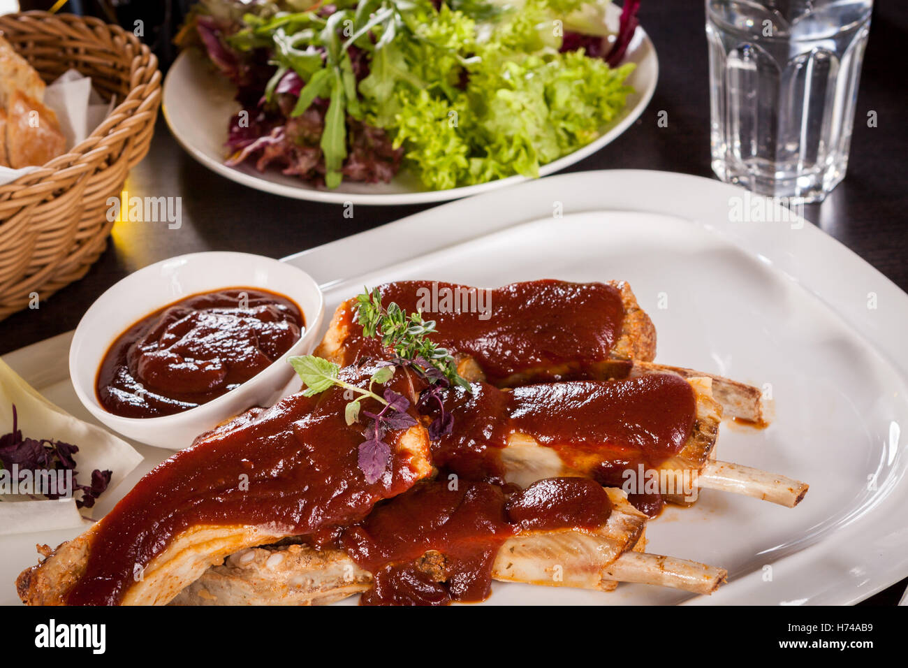 Côtes de porc grillées avec sauce barbecue spareribs coleslaw et la marinade Banque D'Images