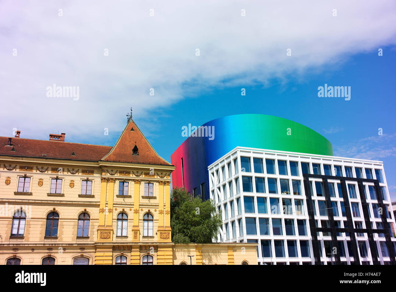 La juxtaposition d'architecture de Zagreb, le Musée des Arts et Métiers et de l'Académie de musique. Banque D'Images