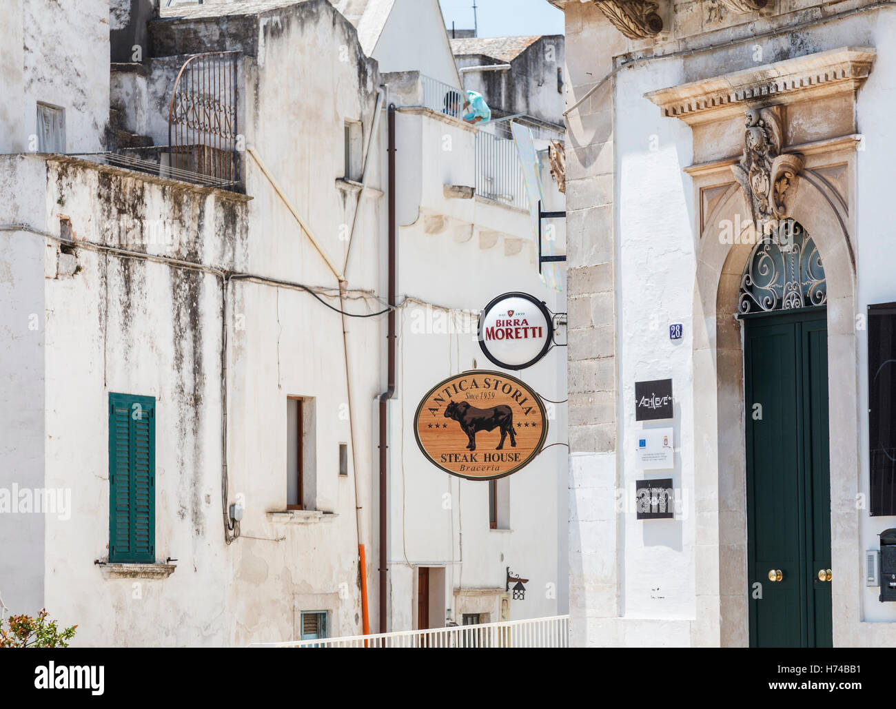 Signer avec photo d'un taureau à un steak house restaurant (braceria) en Martina Franca, une ville dans la province de Tarente, Pouilles, Banque D'Images