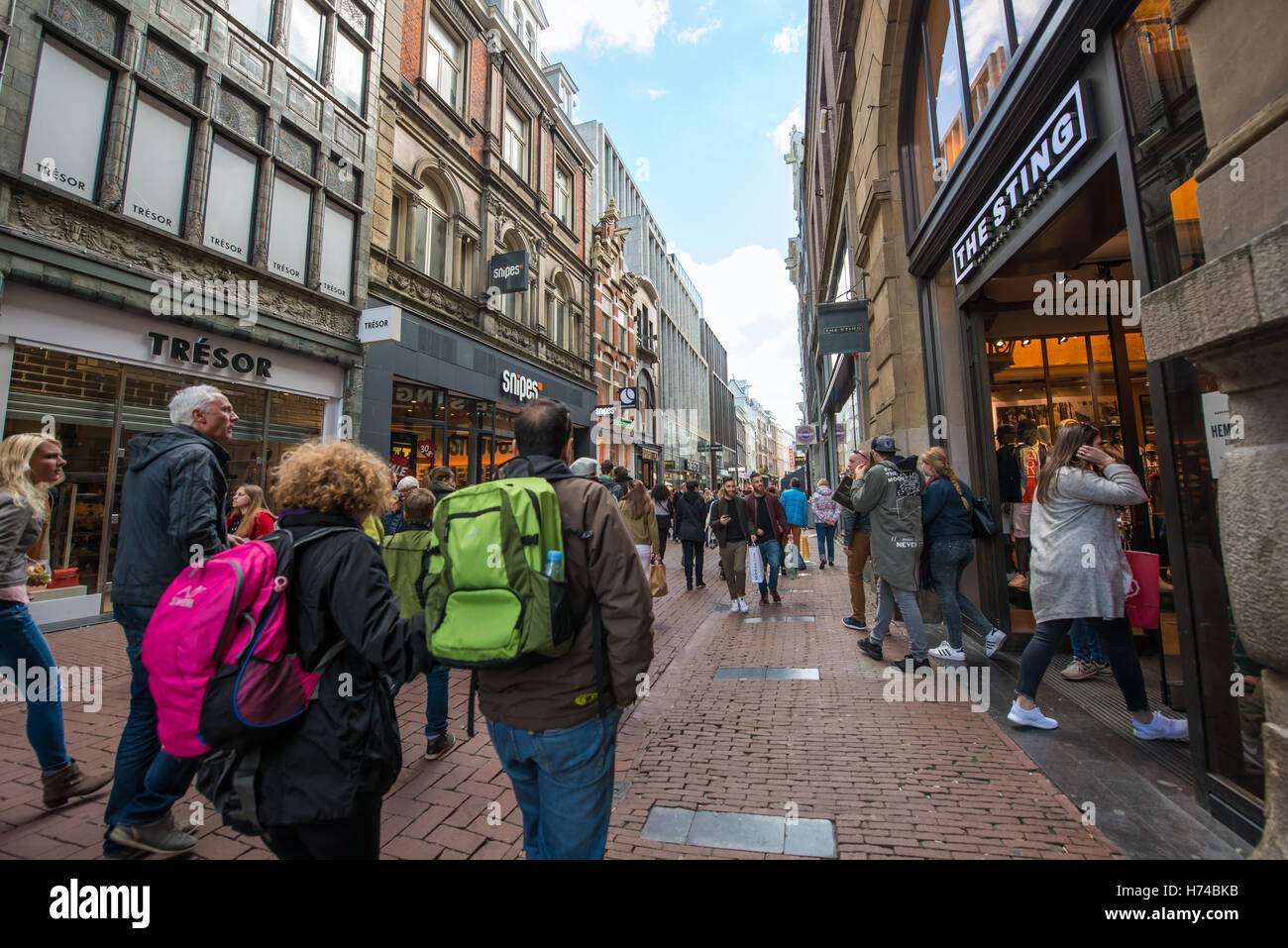Les touristes marche sur Kalverstraat - principale rue commerçante d'Amsterdam, Pays-Bas Banque D'Images