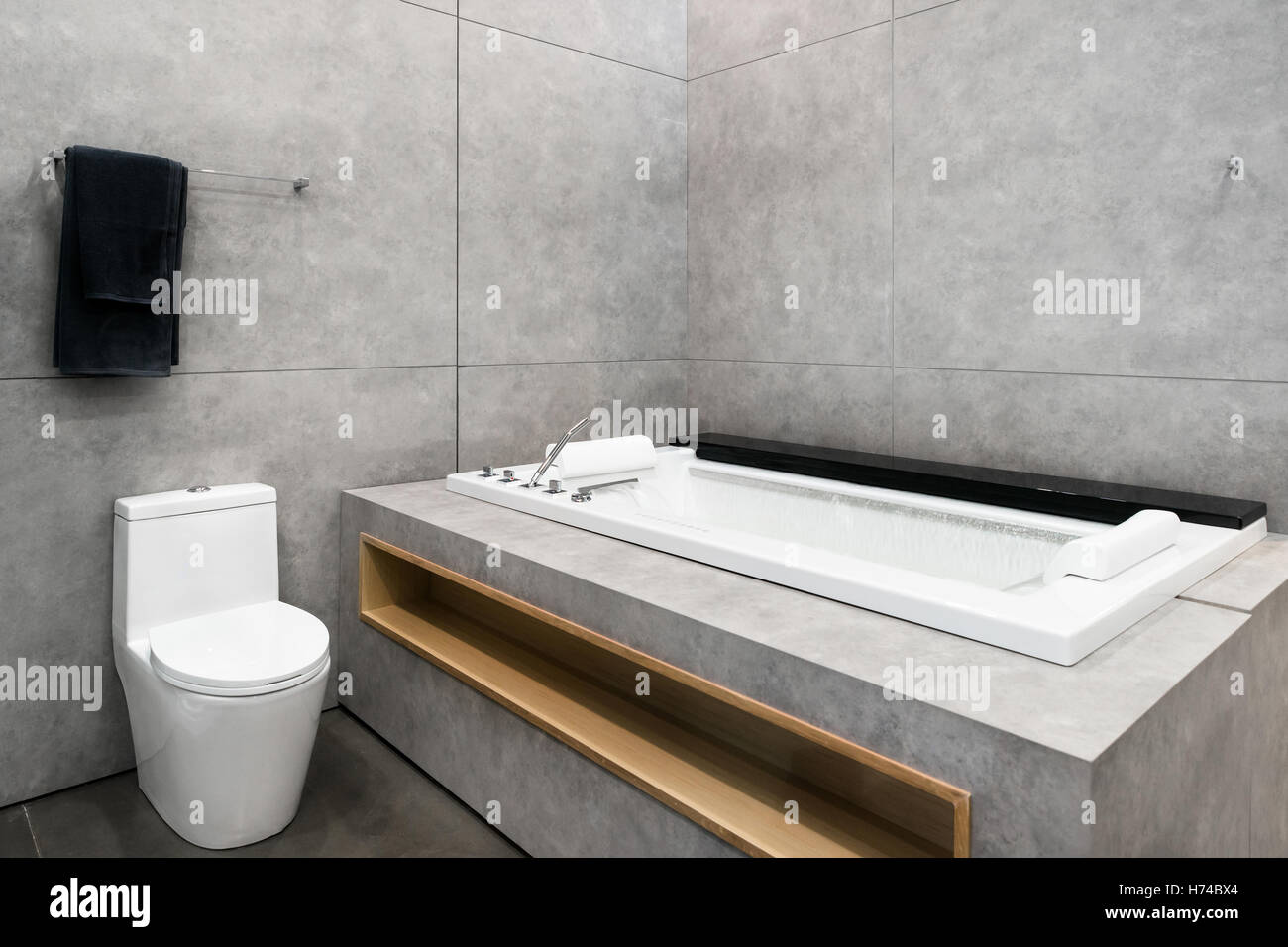 Jacuzzi ronde blanche avec de l'eau tourbillonnante dans la salle de bains de l''hotel spa centre. Salle de bains intérieure dans l'hôtel. Banque D'Images