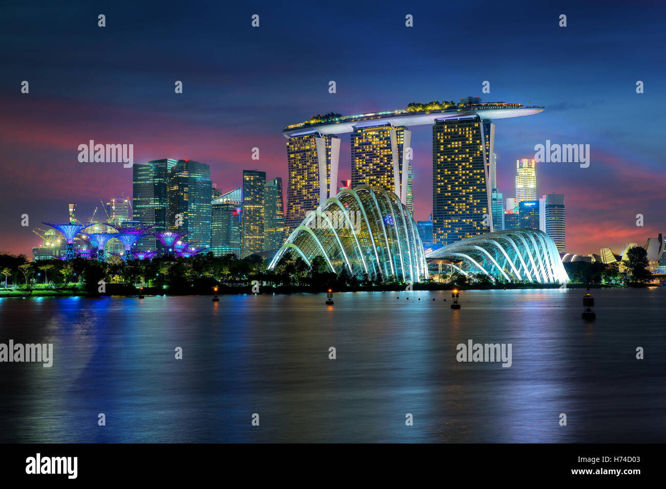 La construction de gratte-ciel de Singapour à Marina Bay, Singapour de nuit. Banque D'Images