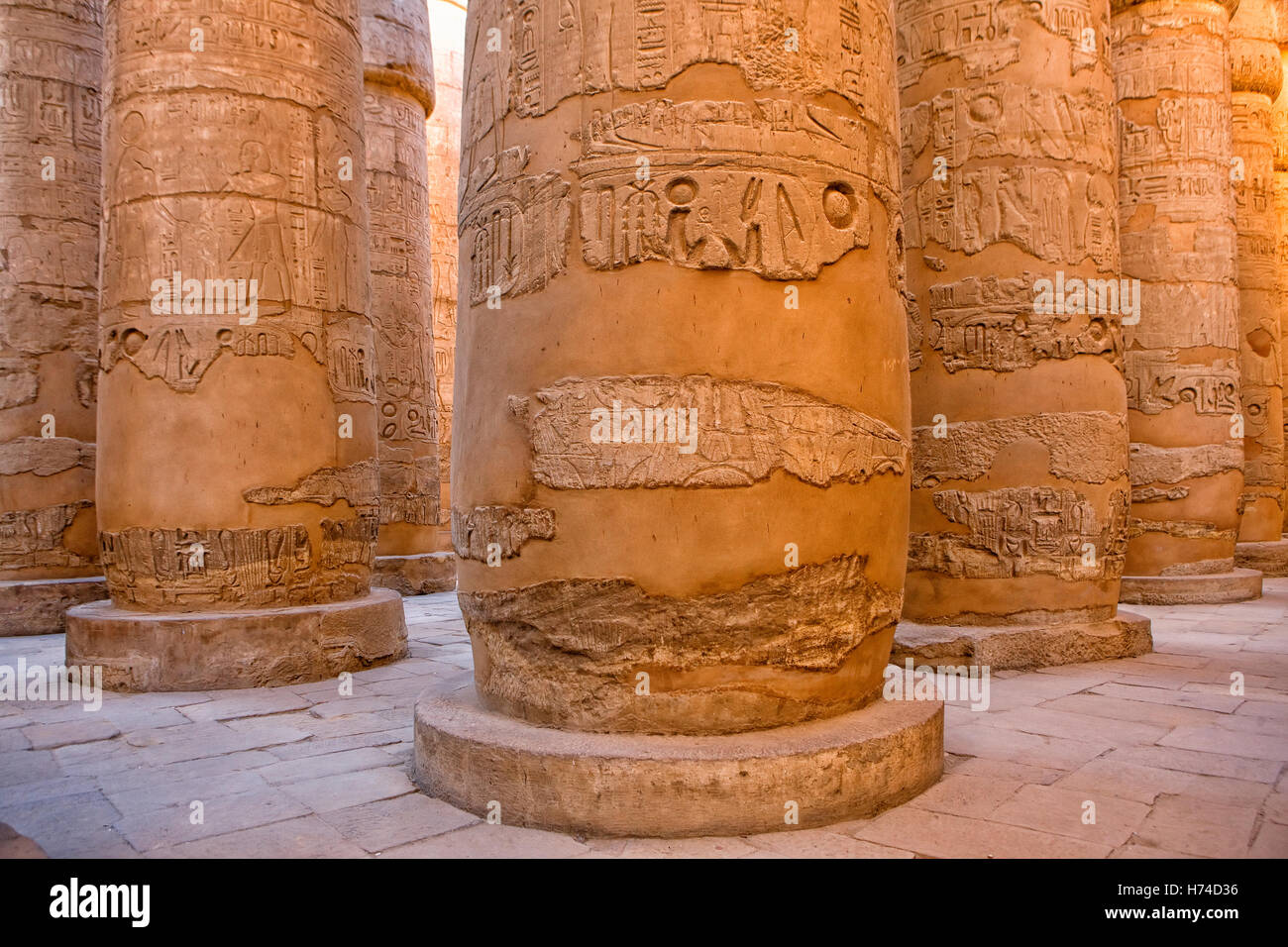 Colonnes de la salle hypostyle du Temple de Karnak , Égypte Banque D'Images