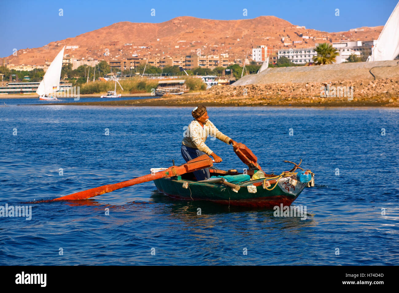 Pêcheur sur la rivière du Nil à Assouan, Egypte Banque D'Images